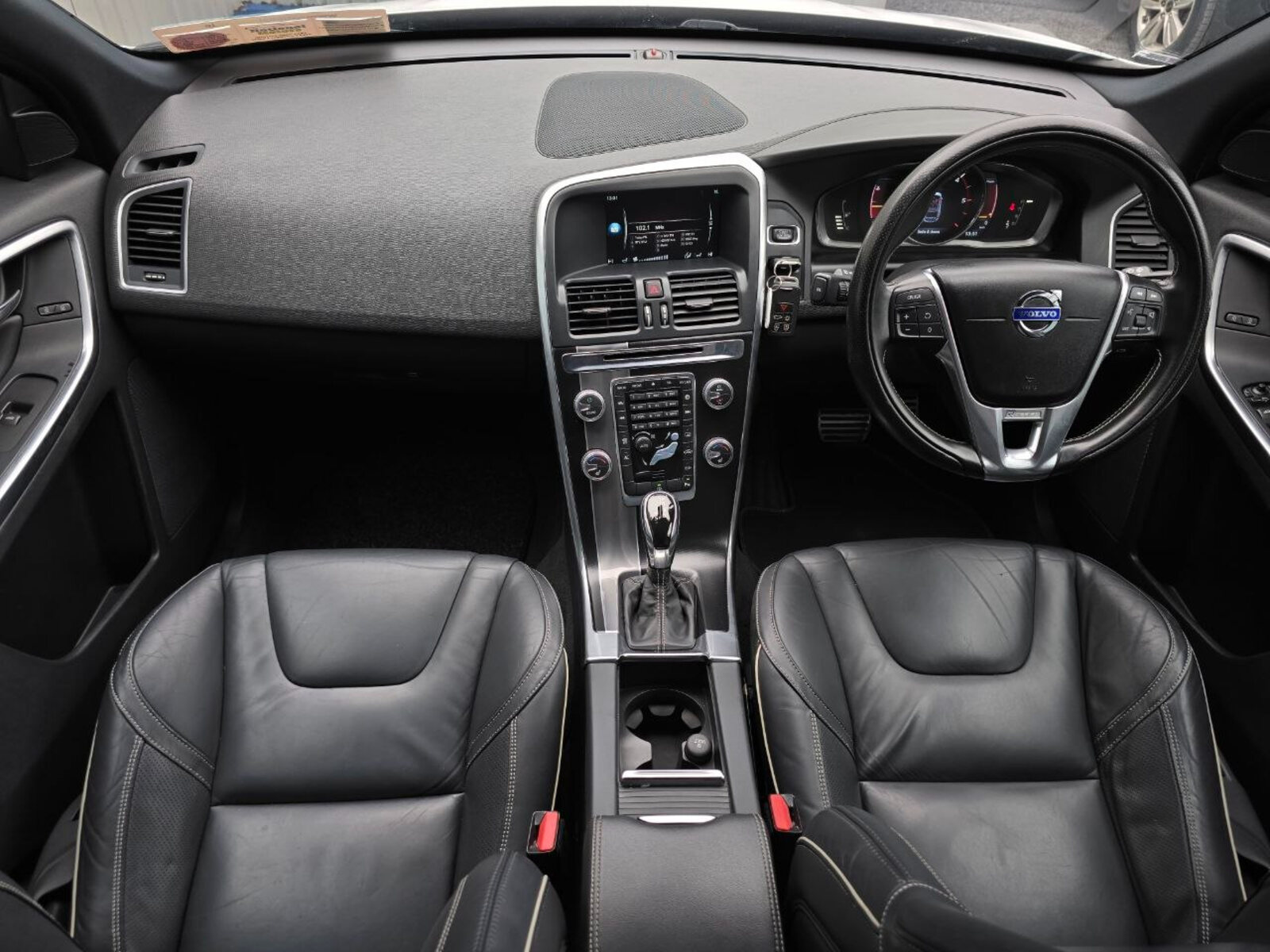 2016 Volvo XC60 D4 FWD R-DESIGN AUTOMATIC - Image 11