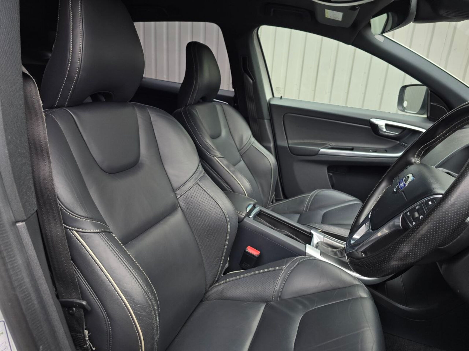 2016 Volvo XC60 D4 FWD R-DESIGN AUTOMATIC - Image 12