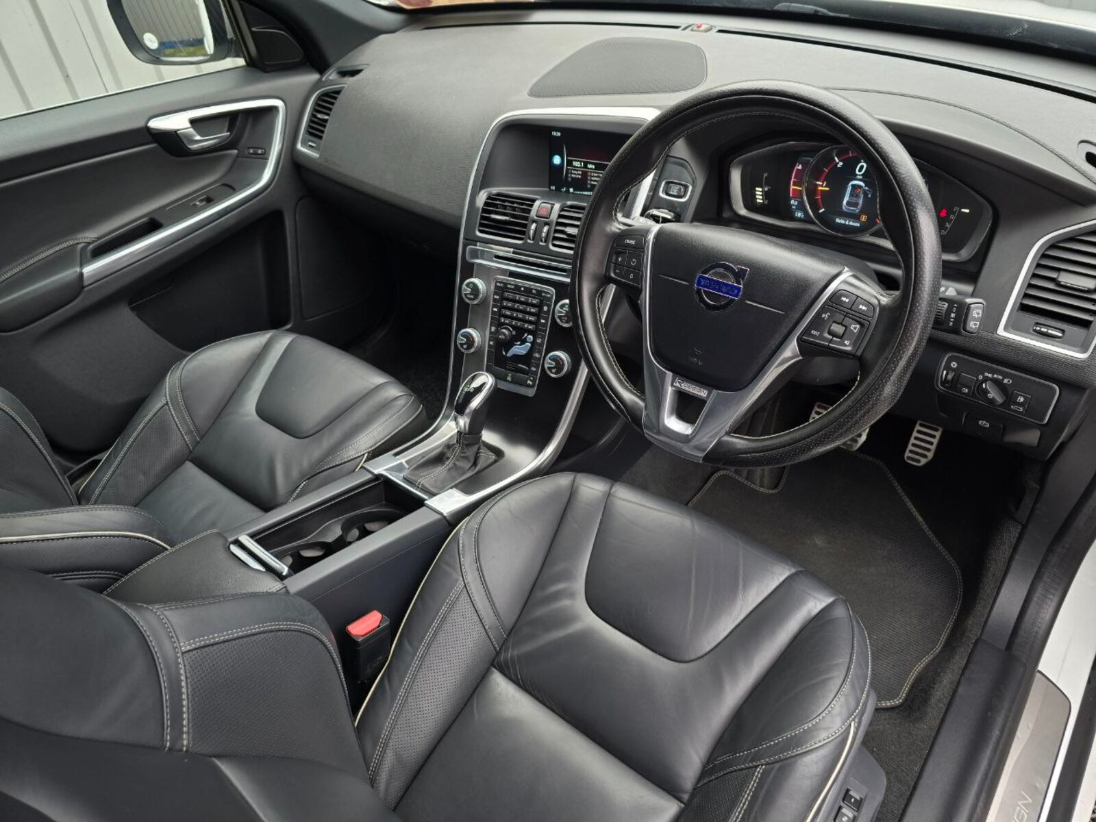 2016 Volvo XC60 D4 FWD R-DESIGN AUTOMATIC - Image 13