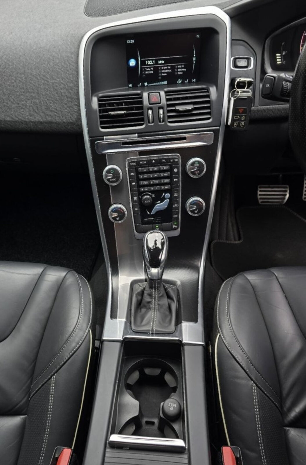 2016 Volvo XC60 D4 FWD R-DESIGN AUTOMATIC - Image 14
