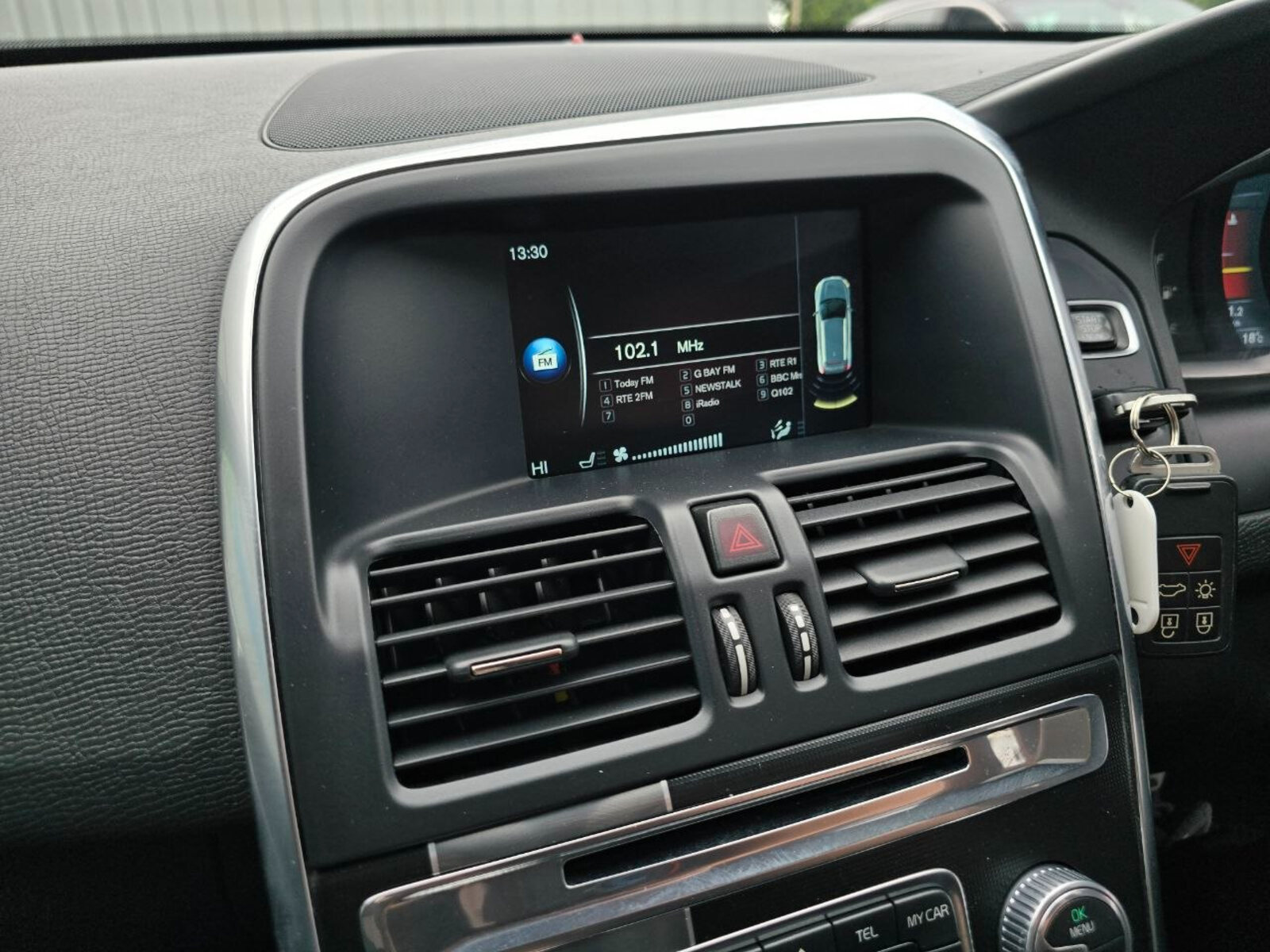2016 Volvo XC60 D4 FWD R-DESIGN AUTOMATIC - Image 17