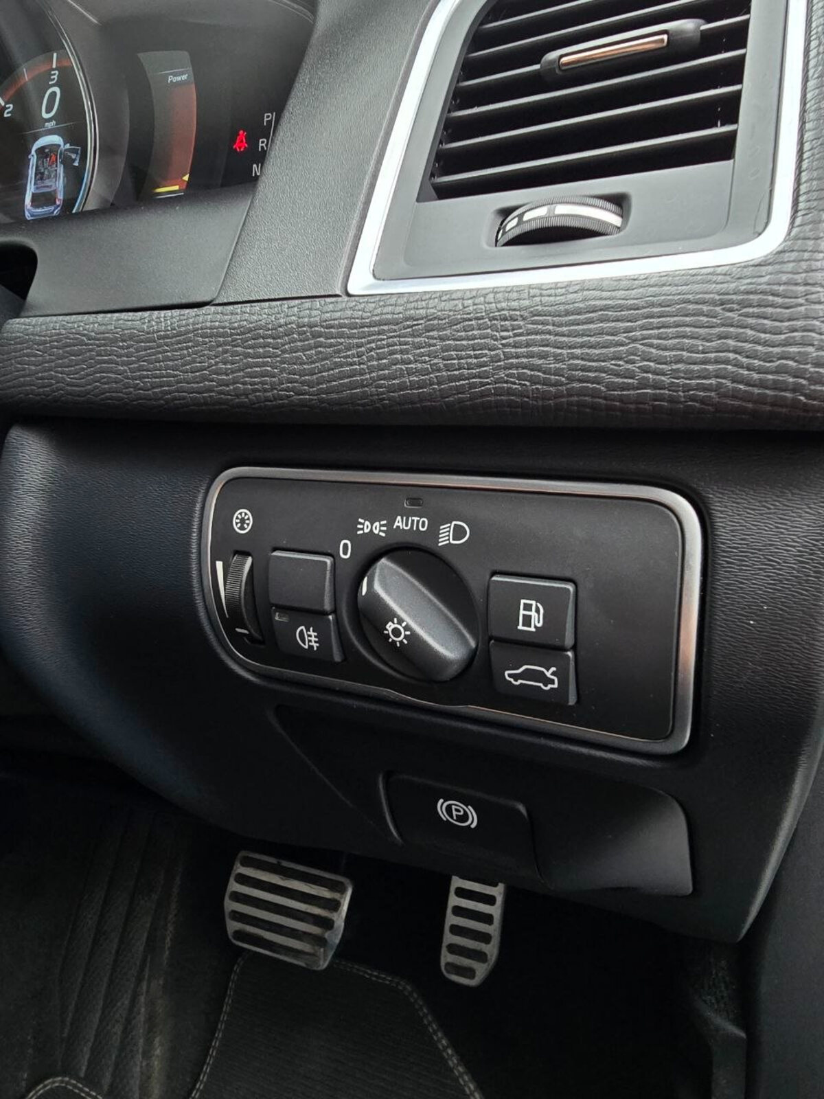 2016 Volvo XC60 D4 FWD R-DESIGN AUTOMATIC - Image 18