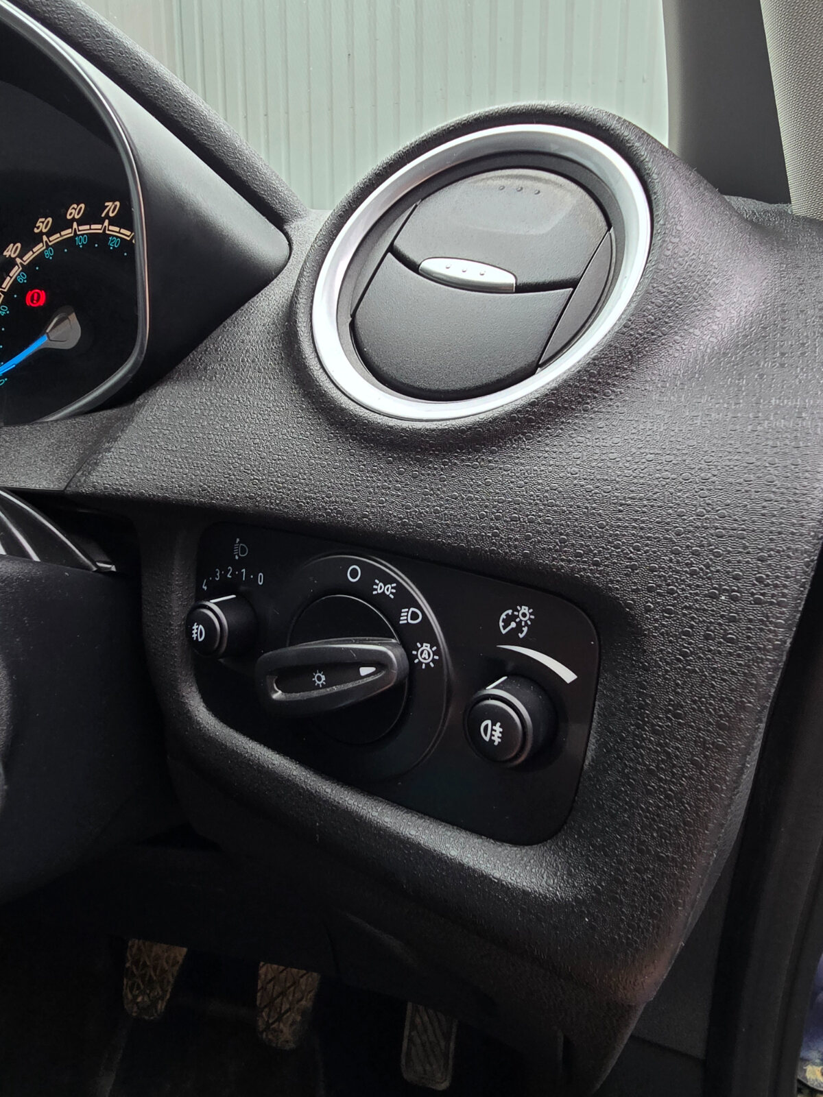 2015 Ford Fiesta 1.0 Petrol TITANIUM - Image 19