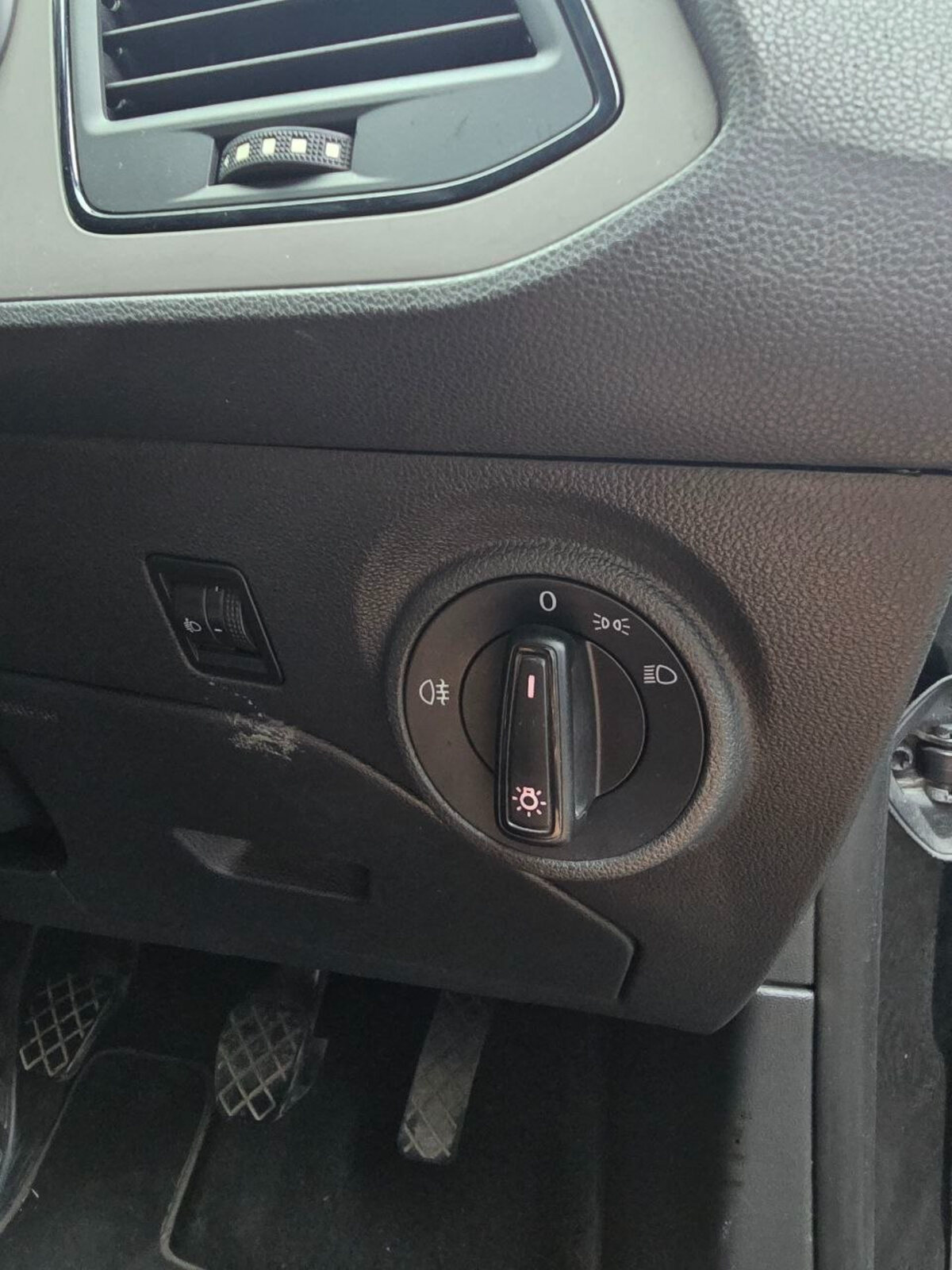 2013 SEAT Leon 1.6 TDI REFERENCE - Image 17