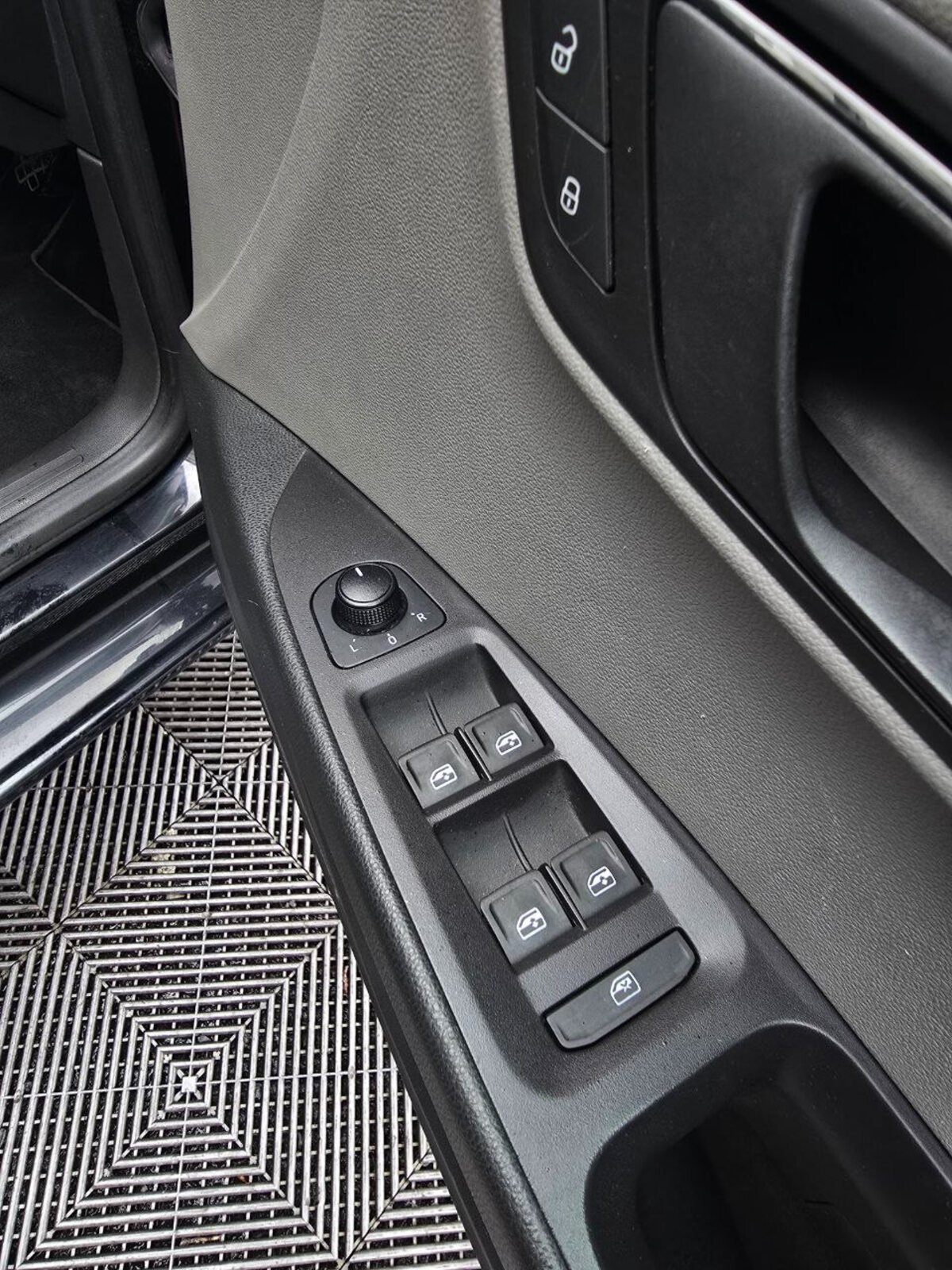 2013 SEAT Leon 1.6 TDI REFERENCE - Image 19