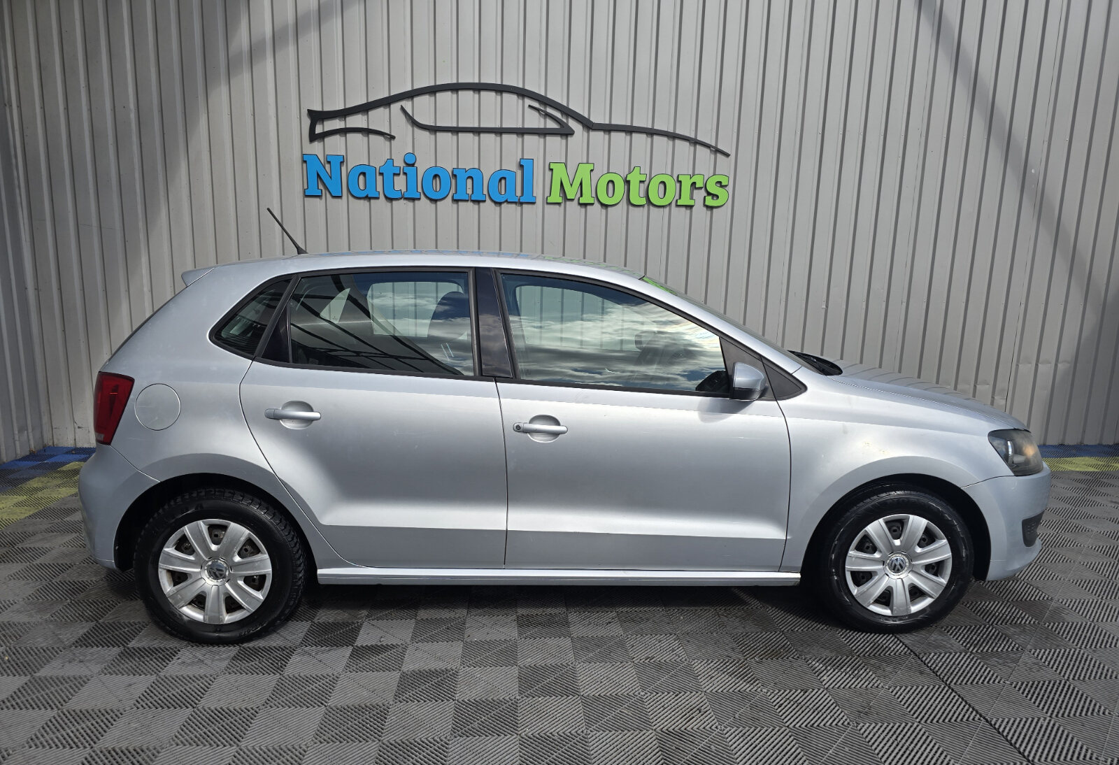 2010 Volkswagen Polo 1.2 TRENDLINE - Image 2