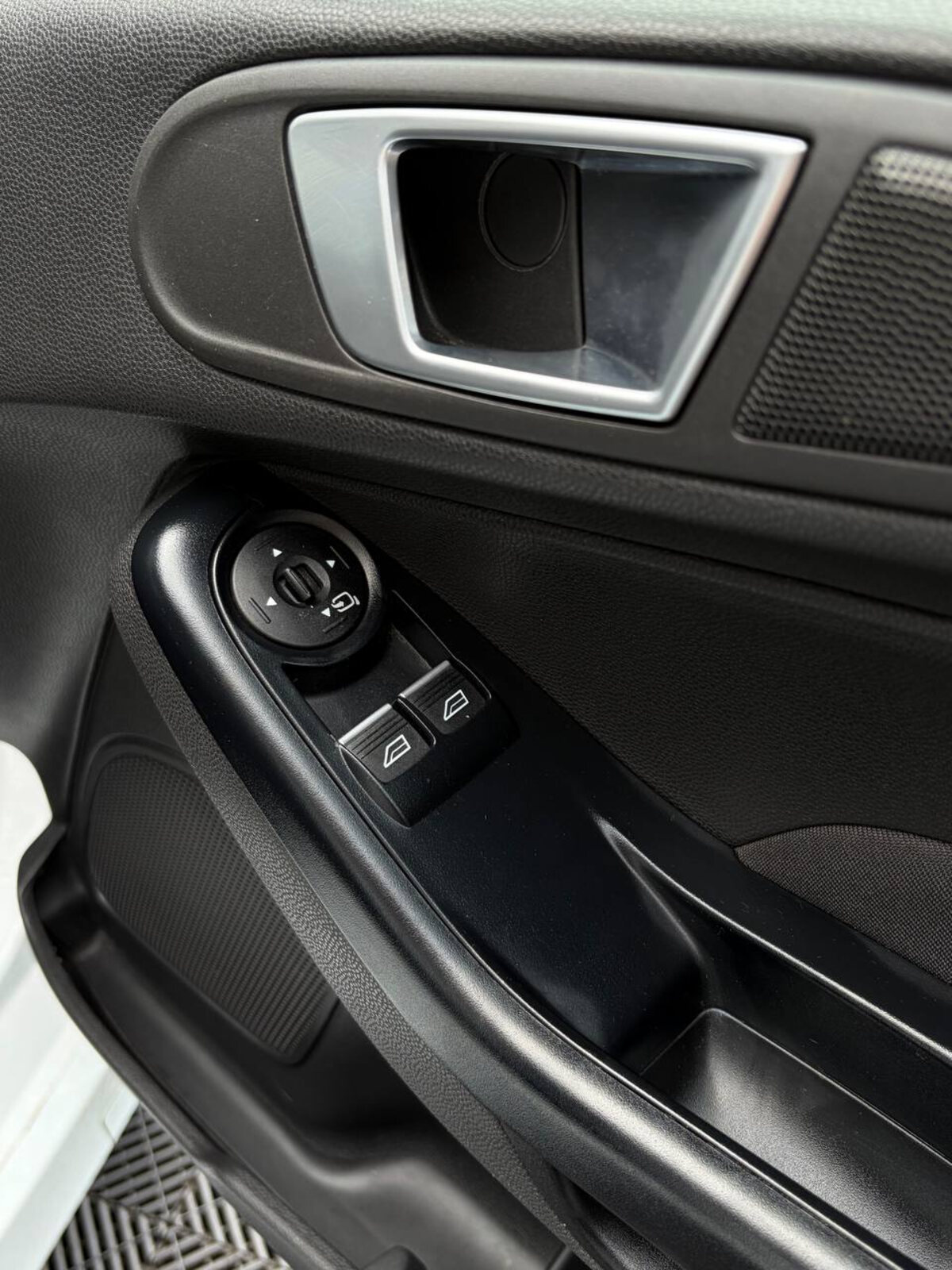 2015 Ford Fiesta 1.0 PETROL - Image 20