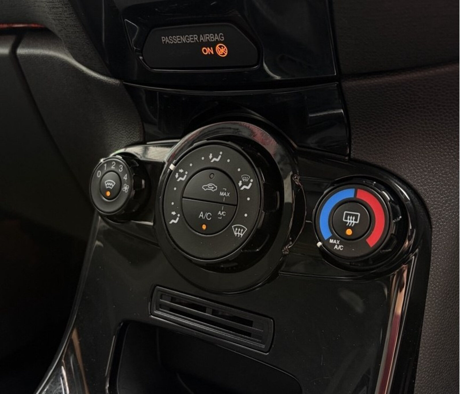 2015 Ford Fiesta 1.2 PETROL - Image 16