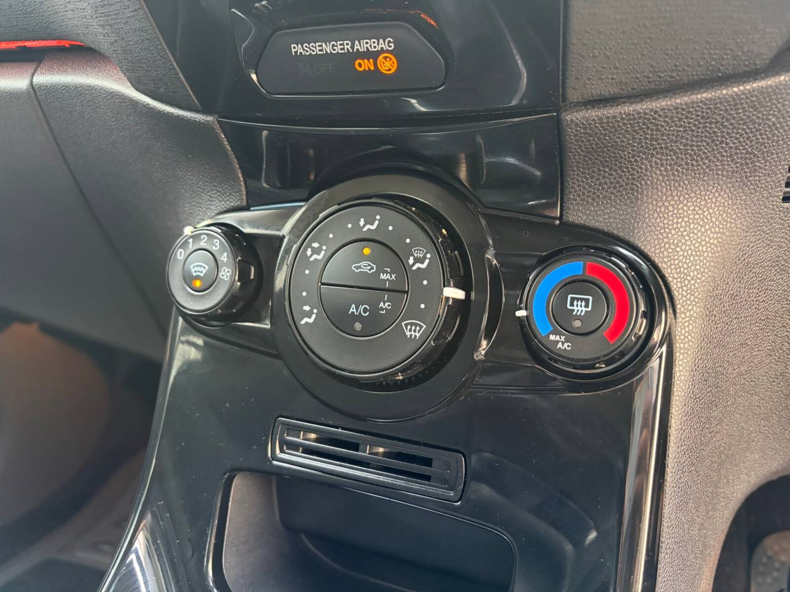 2015 Ford Fiesta 1.2 PETROL - SPECIAL EDITION - Image 16