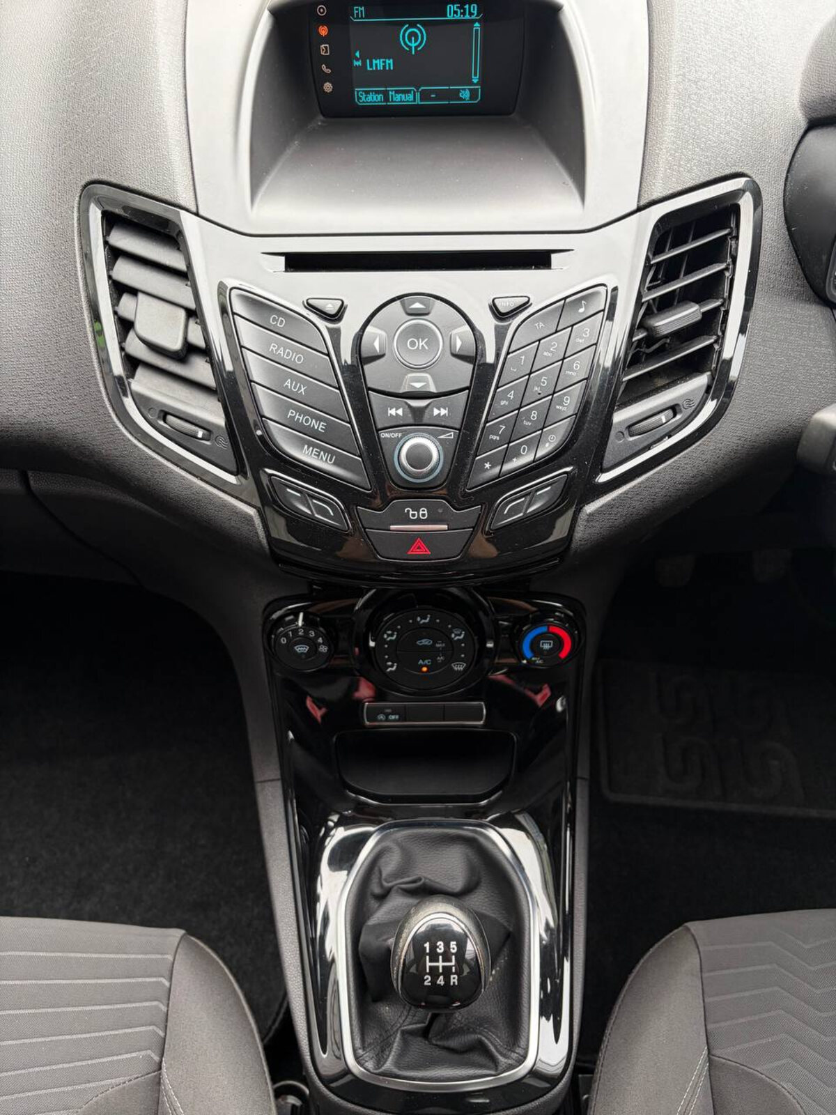 2015 Ford Fiesta Zetec 1.0 PETROL - Image 13