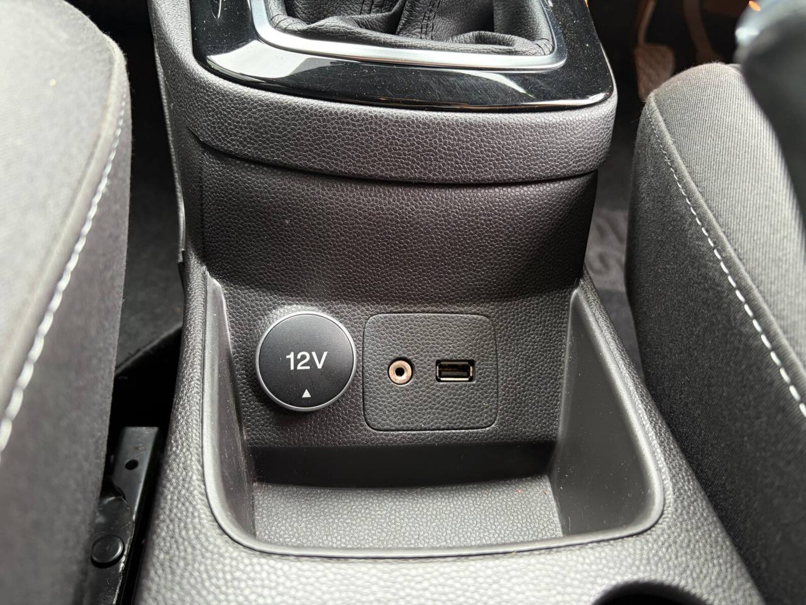 2015 Ford Fiesta Zetec 1.0 PETROL - Image 14