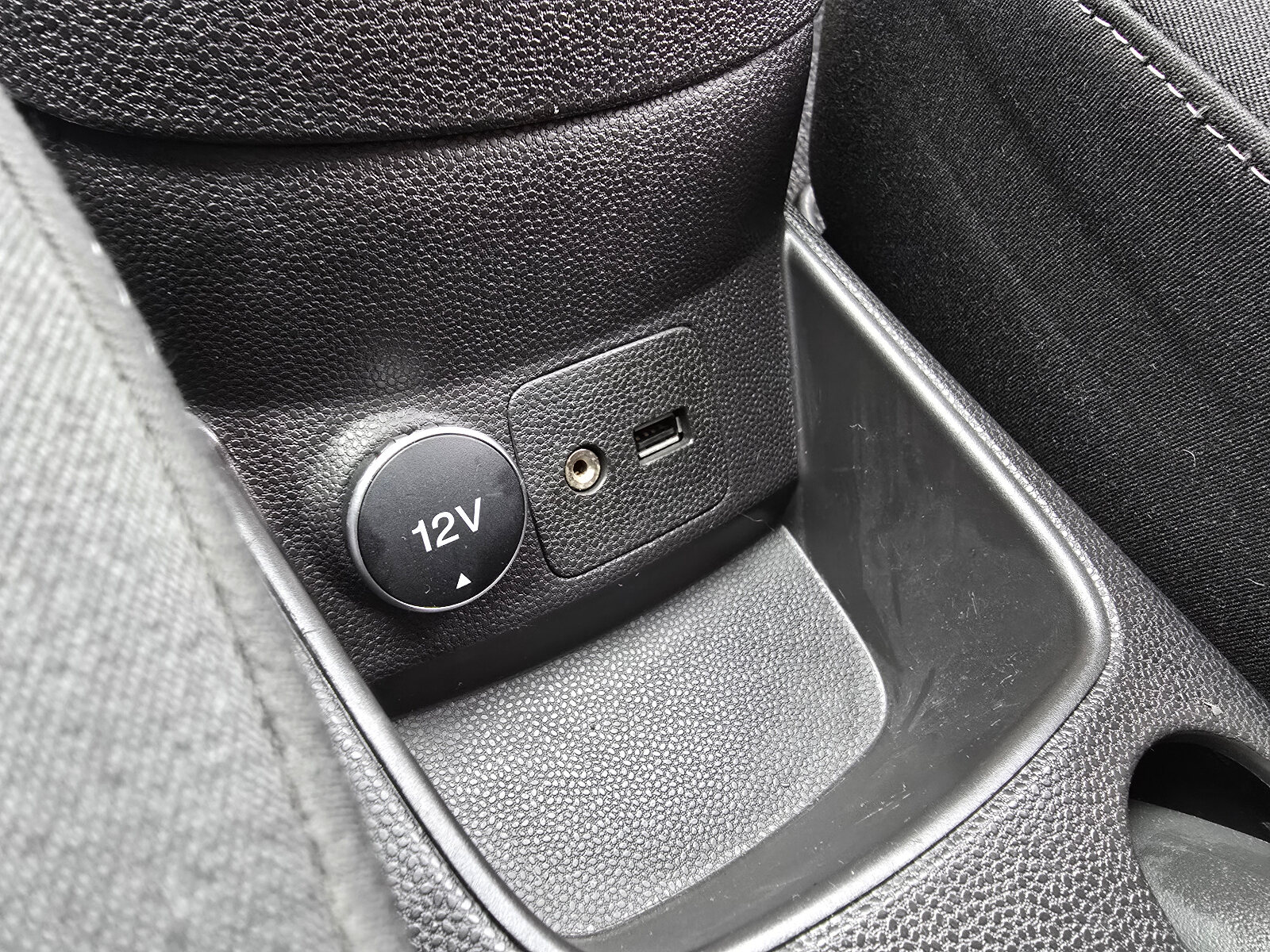 2014 Ford Fiesta ZETEC 1.0 PETROL - Image 13
