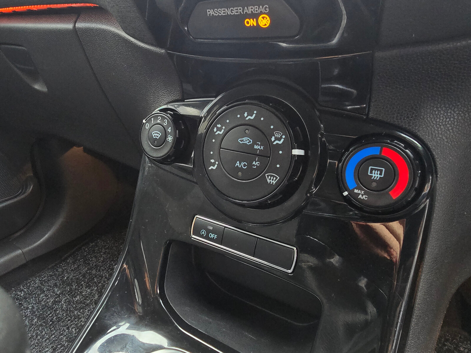 2014 Ford Fiesta ZETEC 1.0 PETROL - Image 14