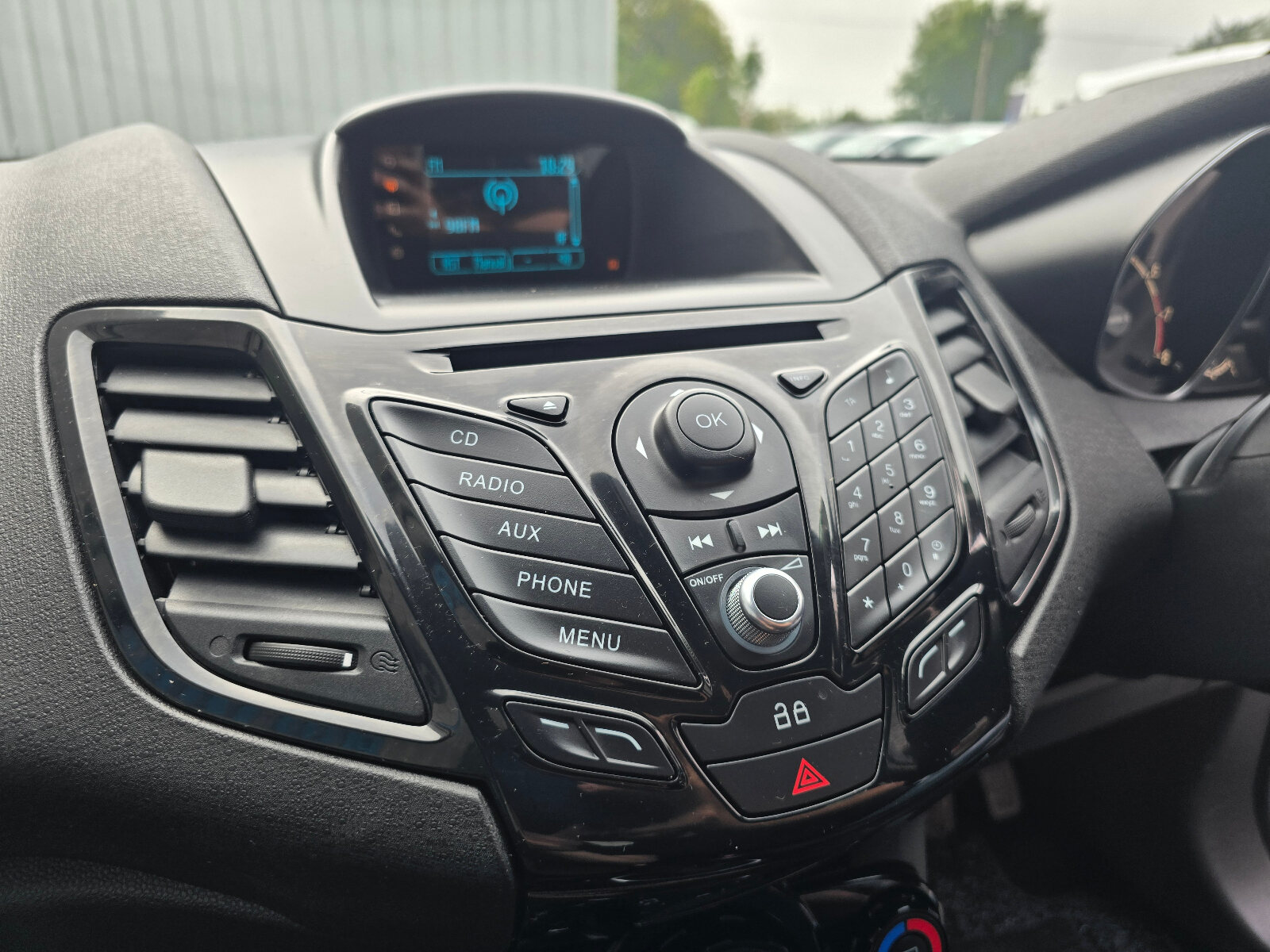 2014 Ford Fiesta ZETEC 1.0 PETROL - Image 15