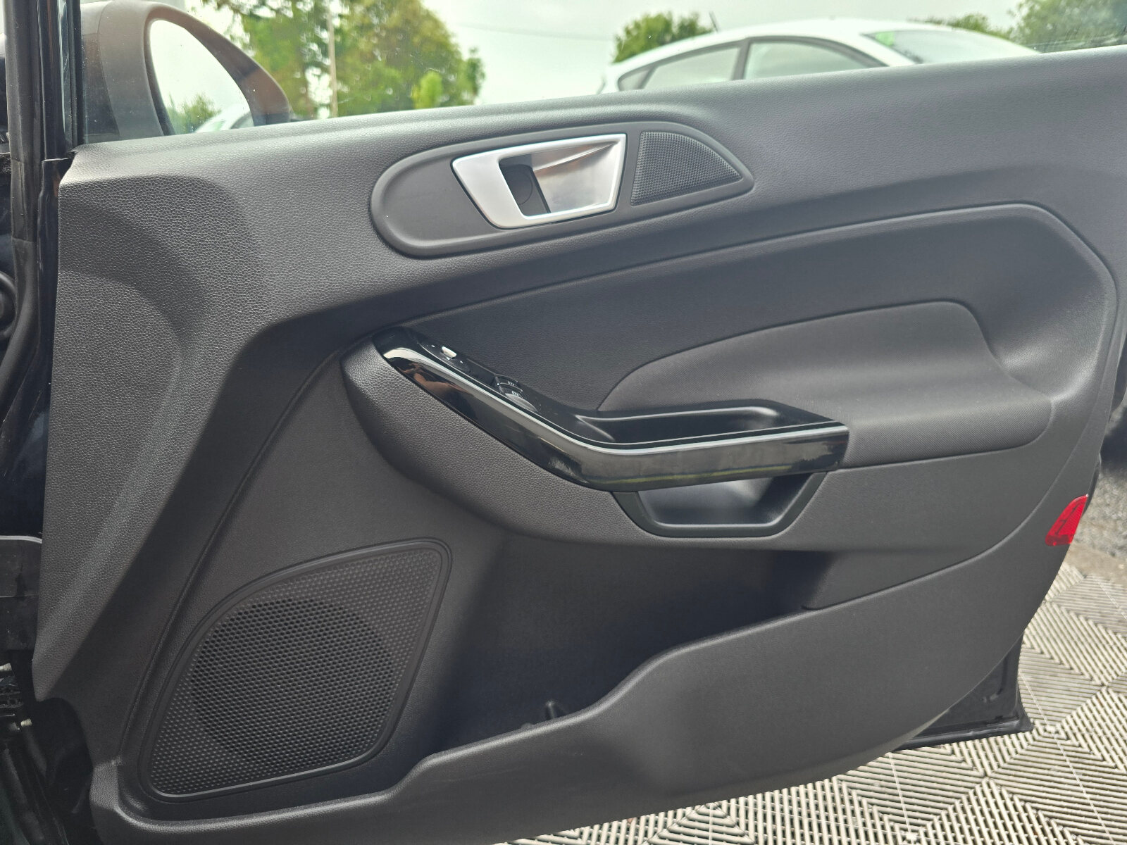 2014 Ford Fiesta ZETEC 1.0 PETROL - Image 18