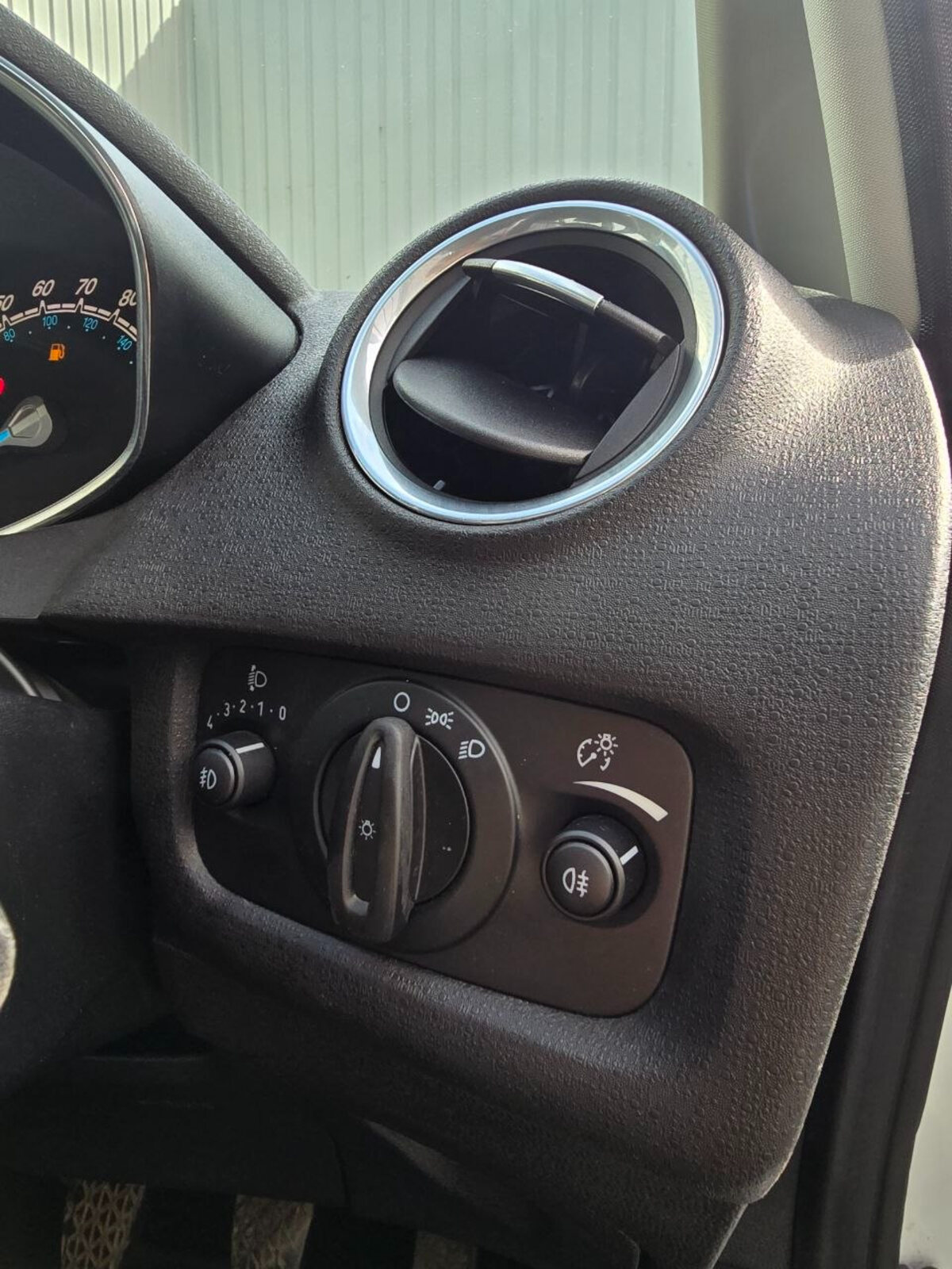 2014 Ford Fiesta ZETEC 1.2 PETROL - Image 19