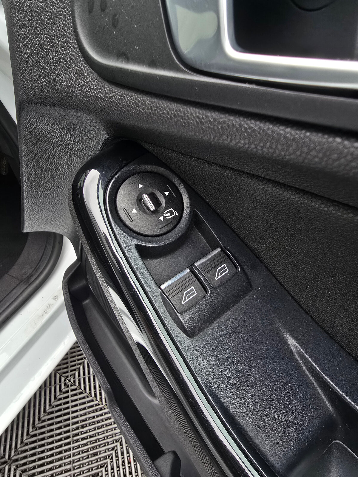 2014 Ford Fiesta TITANIUM 1.0 PETROL - Image 20