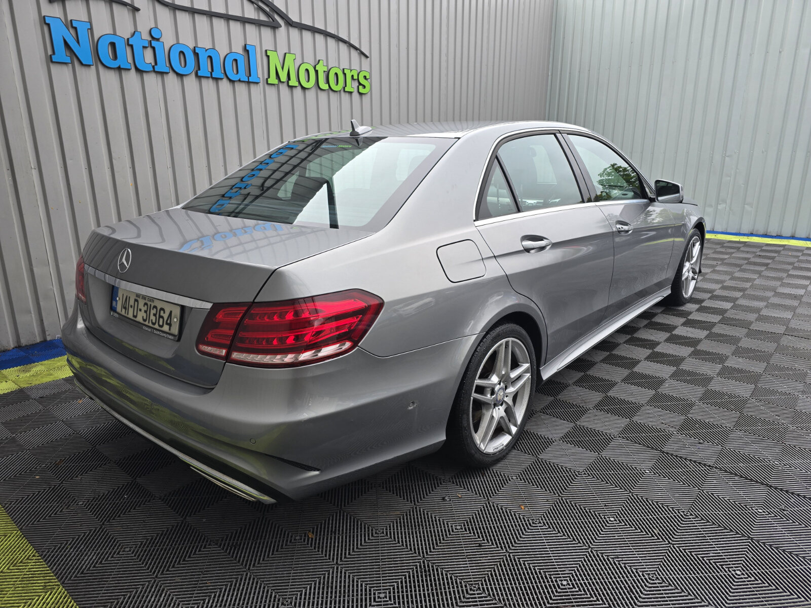 2014 Mercedes-Benz E-Class E 200 CDI BE Avantgarde - Image 3