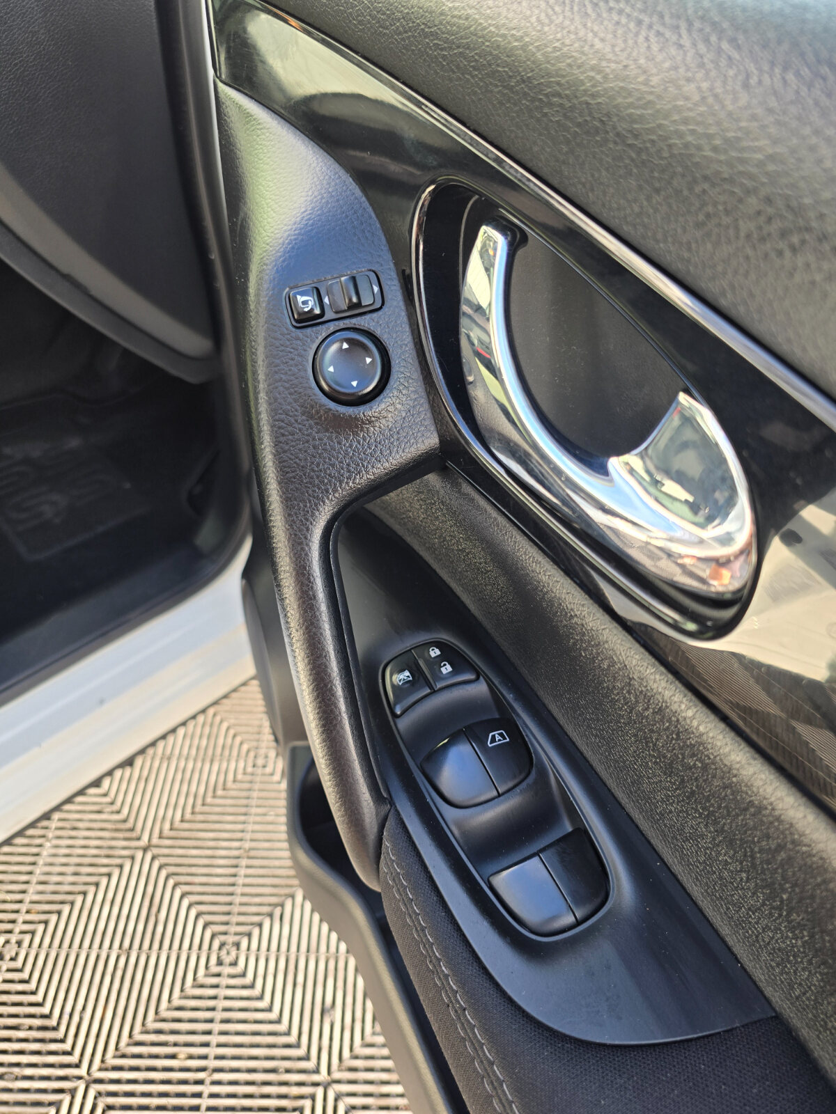 2016 Nissan Qashqai 1.5 Diesel SV - Image 19