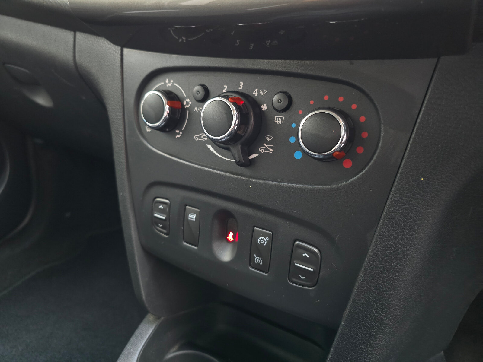 2015 Dacia Sandero Stepway 1.5 dCi SIGNATURE - Image 14