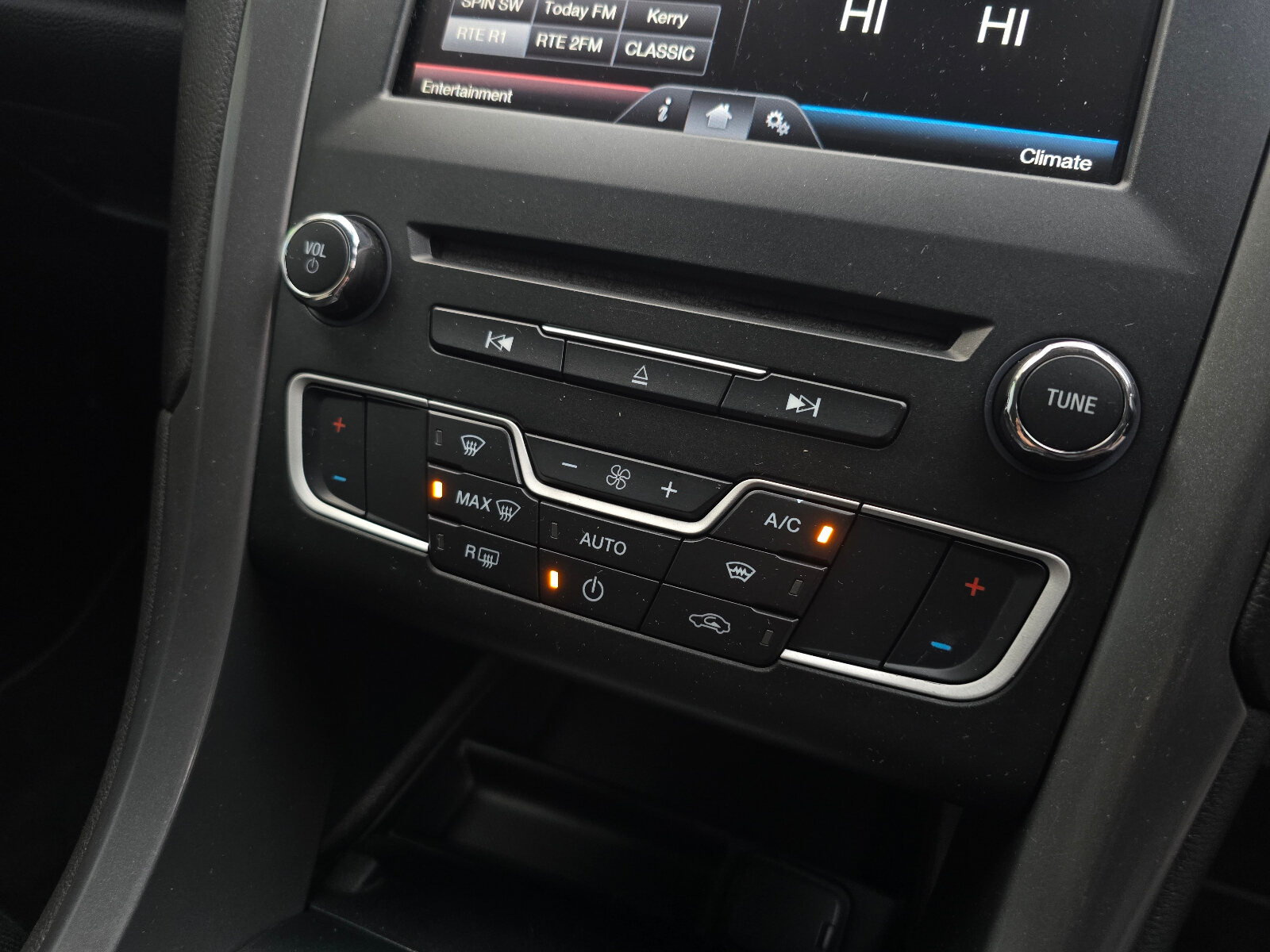 2015 Ford Mondeo 2.0TDCi Titanium - Image 16