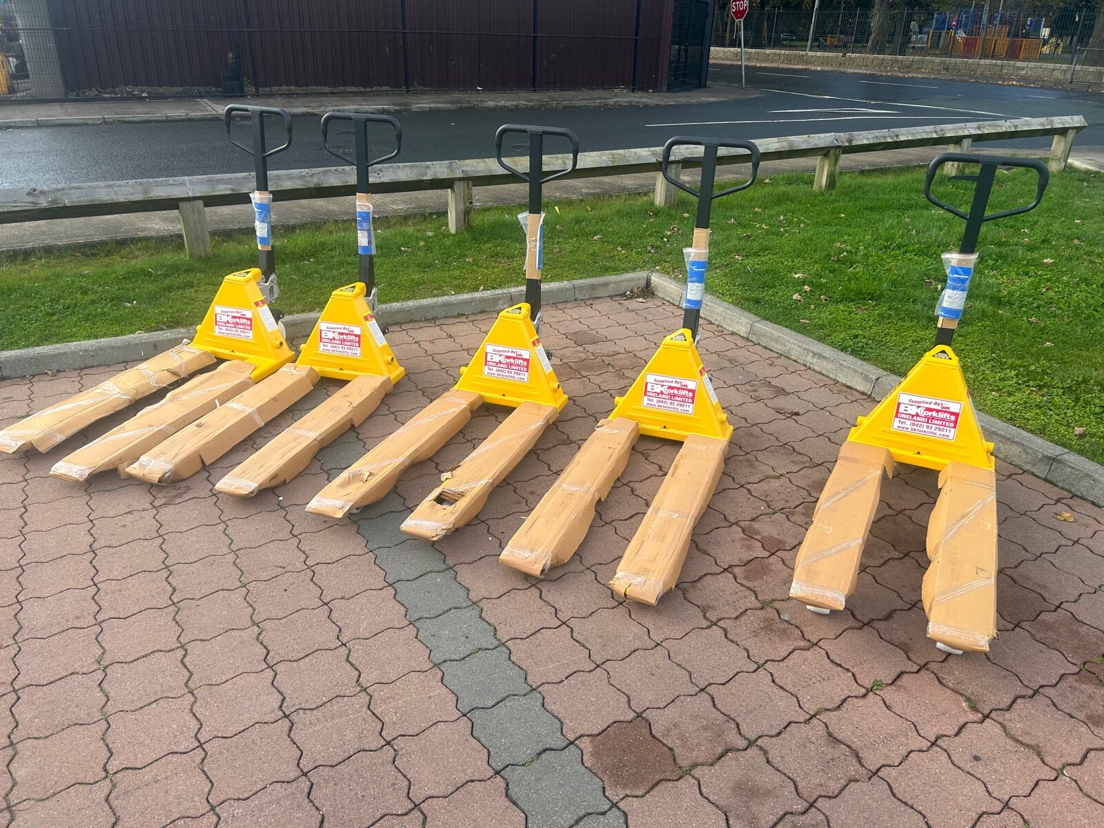 Pallet trucks ( New )